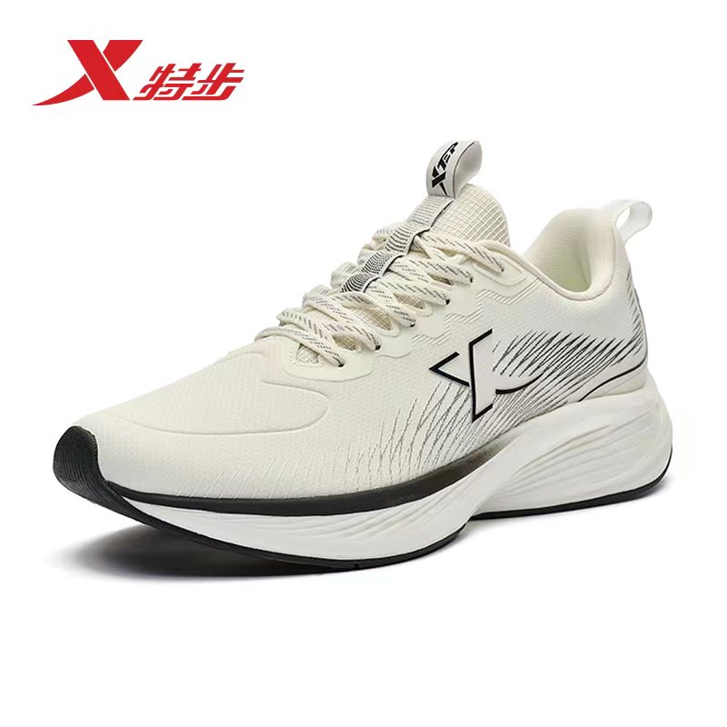 特步鞋，友情纽带与欢乐步伐的交融之选